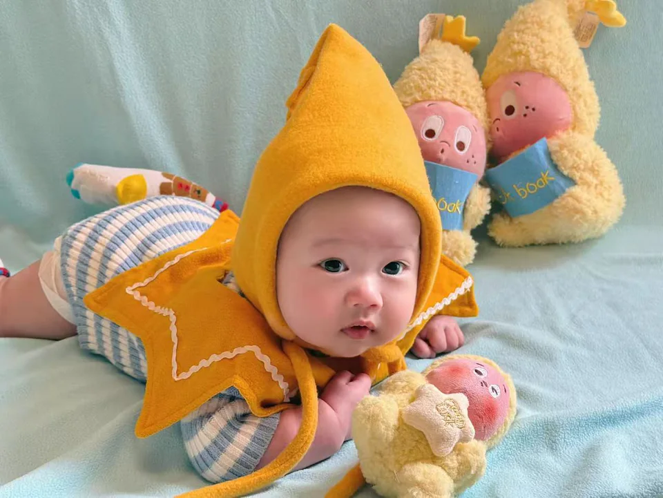 穿着星星服探索世界的景铄宝宝